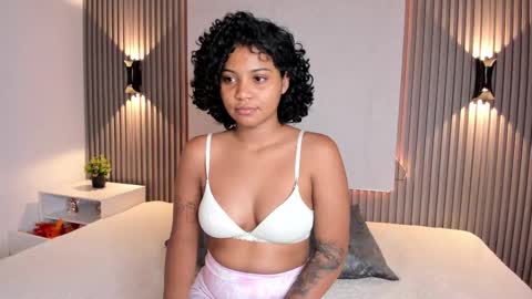 Snapshot of zafiiraa chatting on 02/18/25, 11:44 zafira online show from 02/18/25, 11:44