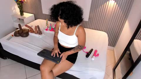 Snapshot of zafiiraa chatting on 03/11/25, 11:33 zafira online show from 03/11/25, 11:33