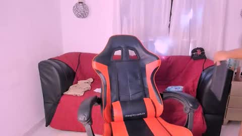 Snapshot of zaira_luxee chatting on 10/19/25, 02:07 zaira_luxee online show from 10/19/25, 02:07