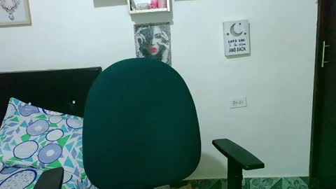 Snapshot of zaray_45bella chatting on 04/29/26, 12:05 zaray online show from 04/29/26, 12:05
