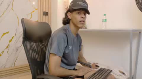 Snapshot of zayn_fox32 chatting on 07/20/26, 06:54 Zayn online show from 07/20/26, 06:54
