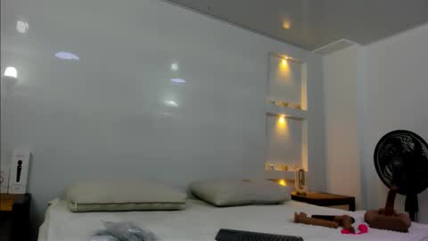 Zenda Evans online show from 10/02/25, 04:08