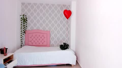 Snapshot of zenith_glow chatting on 02/05/26, 09:30 Zenith online show from 02/05/26, 09:30