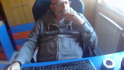 Snapshot of zeus58100 chatting on 10/28/25, 10:41 zeus58100 online show from 10/28/25, 10:41