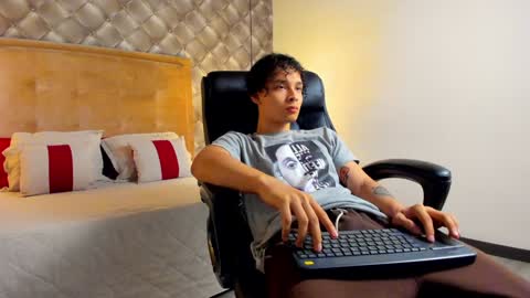 Snapshot of zeusjeff chatting on 01/07/25, 07:06 zeus online show from 01/07/25, 07:06