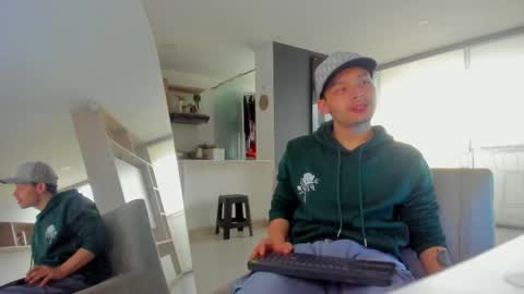 Snapshot of zeusjeff chatting on 09/27/25, 06:35 zeus online show from 09/27/25, 06:35