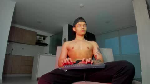 Snapshot of zeusjeff chatting on 10/14/25, 10:54 zeus online show from 10/14/25, 10:54