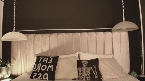 zhally_dee online show from 12/18/25, 07:53