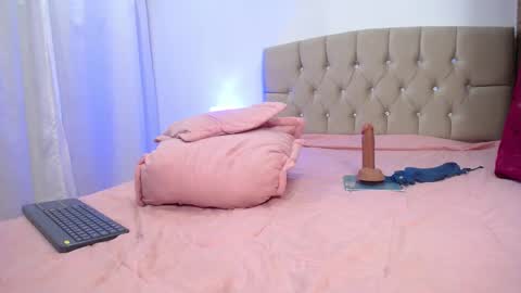 Snapshot of zoe_alanaa chatting on 02/13/25, 03:07 ZOEE online show from 02/13/25, 03:07