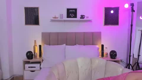 Zoe Gruber online show from 10/19/25, 09:15