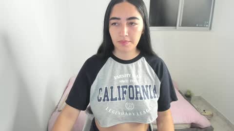 zoe_jones7 online show from 01/12/25, 04:52