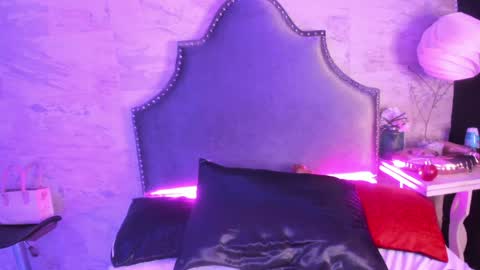 Snapshot of zoe_kravitx chatting on 12/20/24, 10:38 CAMILA online show from 12/20/24, 10:38