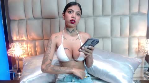 Snapshot of zoe_kravitx chatting on 01/04/25, 08:48 CAMILA online show from 01/04/25, 08:48