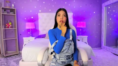 Snapshot of zoe_kravitx chatting on 02/04/25, 03:44 CAMILA online show from 02/04/25, 03:44