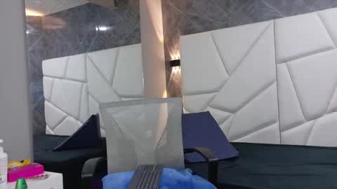 Zoe online show from 12/15/25, 04:11