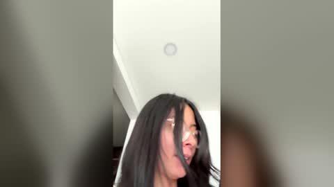 Snapshot of zoecams chatting on 05/15/26, 07:54 zoecams online show from 05/15/26, 07:54