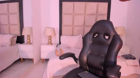 Zoecarrter online show from 09/11/25, 07:58