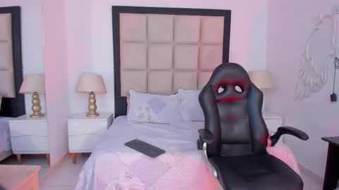 Zoecarrter online show from 10/02/25, 06:37