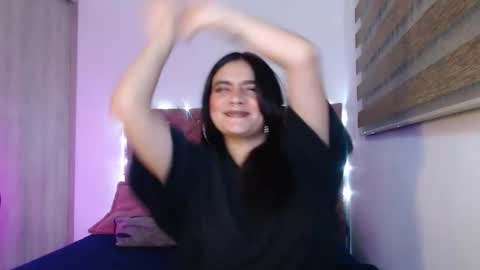 Snapshot of zoee_t chatting on 02/05/26, 03:00 Zoee online show from 02/05/26, 03:00