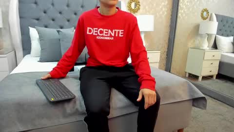 Zoe Krug online show from 09/18/25, 12:40