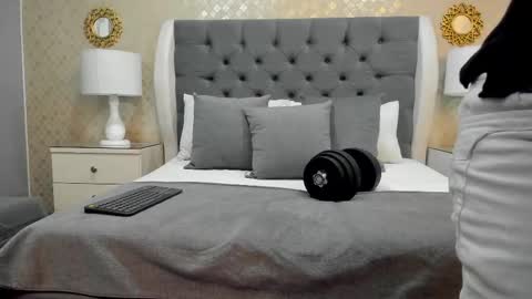 Zoe Krug online show from 10/01/25, 11:49