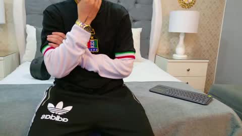 Zoe Krug online show from 11/12/25, 11:21