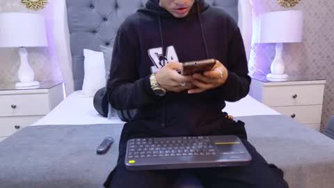 Zoe Krug online show from 11/17/25, 11:49