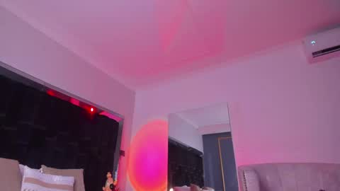 zoevidal_ online show from 02/13/25, 05:54