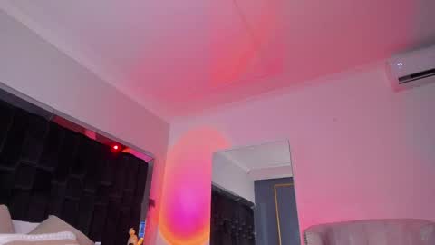 zoevidal_ online show from 02/20/25, 02:57