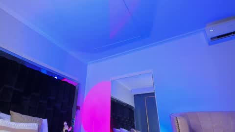 zoevidal_ online show from 03/05/25, 03:07