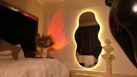 zoevidal_ online show from 10/11/25, 11:53