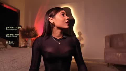 zoevidal_ online show from 12/04/25, 12:03