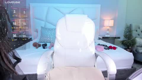 Snapshot of zoeysnow chatting on 03/04/25, 11:51 Z O E online show from 03/04/25, 11:51