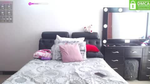 Snapshot of zohe_ chatting on 12/11/24, 12:44 zohe online show from 12/11/24, 12:44