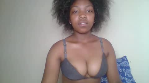 zyraelle_01 online show from 04/19/26, 08:02