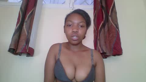 zyraelle_01 online show from 04/22/26, 07:11