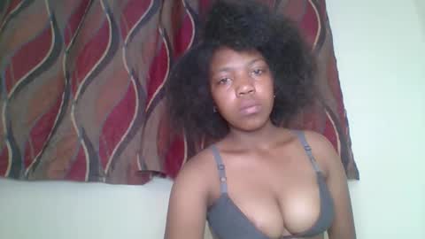 zyraelle_01 online show from 04/23/26, 01:35