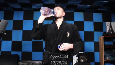 Snapshot of zyzz4444 chatting on 12/29/24, 03:54 Greek God online show from 12/29/24, 03:54