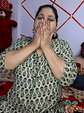 Snapshot of MOM-SUN-COUPLE chatting on 01/24/25, 04:39 MOM-SUN-COUPLE online show from 01/24/25, 04:39