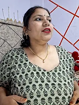 Snapshot of MOM-SUN-COUPLE chatting on 02/26/25, 04:56 MOM-SUN-COUPLE online show from 02/26/25, 04:56