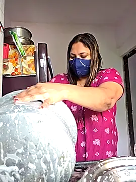 Snapshot of MOM-SUN-COUPLE chatting on 09/26/25, 09:35 MOM-SUN-COUPLE online show from 09/26/25, 09:35