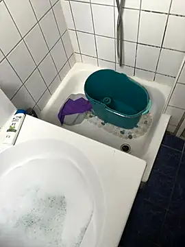 Snapshot of bastiiioooo chatting on 12/18/25, 12:00 bastiiioooo online show from 12/18/25, 12:00