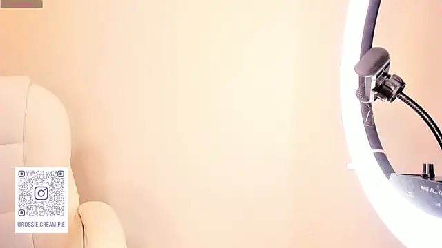 Snapshot of Petit-Rosse chatting on 02/20/25, 02:40 Petit-Rosse online show from 02/20/25, 02:40