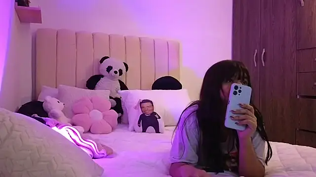 Snapshot of Petit-Rosse chatting on 09/21/25, 04:36 Petit-Rosse online show from 09/21/25, 04:36