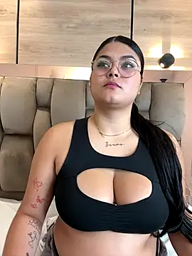 Snapshot of im_mou_ chatting on 10/29/25, 12:51 im mou online show from 10/29/25, 12:51