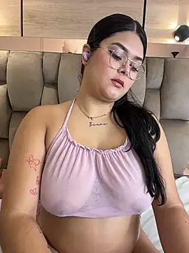 Snapshot of im_mou_ chatting on 12/15/25, 01:04 im mou online show from 12/15/25, 01:04