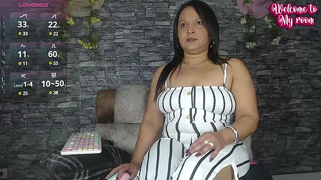 Snapshot of Danna_Paolaa_ chatting on 02/18/25, 02:05 Danna Paolaa online show from 02/18/25, 02:05