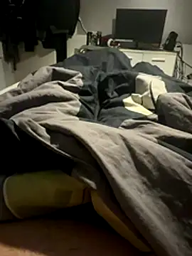 Snapshot of spritzerboy23 chatting on 12/21/25, 10:28 spritzerboy23 online show from 12/21/25, 10:28