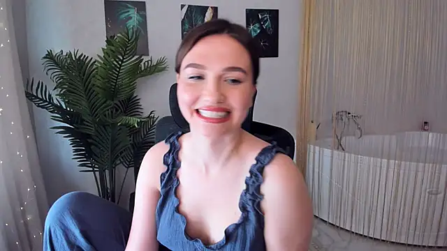 Snapshot of GracefulLook chatting on 02/06/25, 09:43 GracefulLook online show from 02/06/25, 09:43