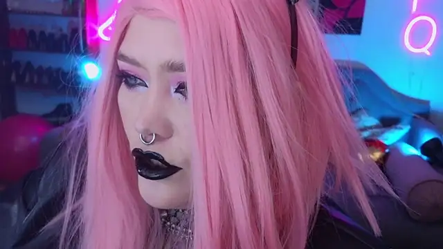 Snapshot of wickedxqueen chatting on 12/14/24, 11:01 wickedxqueen online show from 12/14/24, 11:01